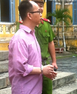 Cán bộ ngân hàng trộm 20 tỷ đồng chơi cá độ